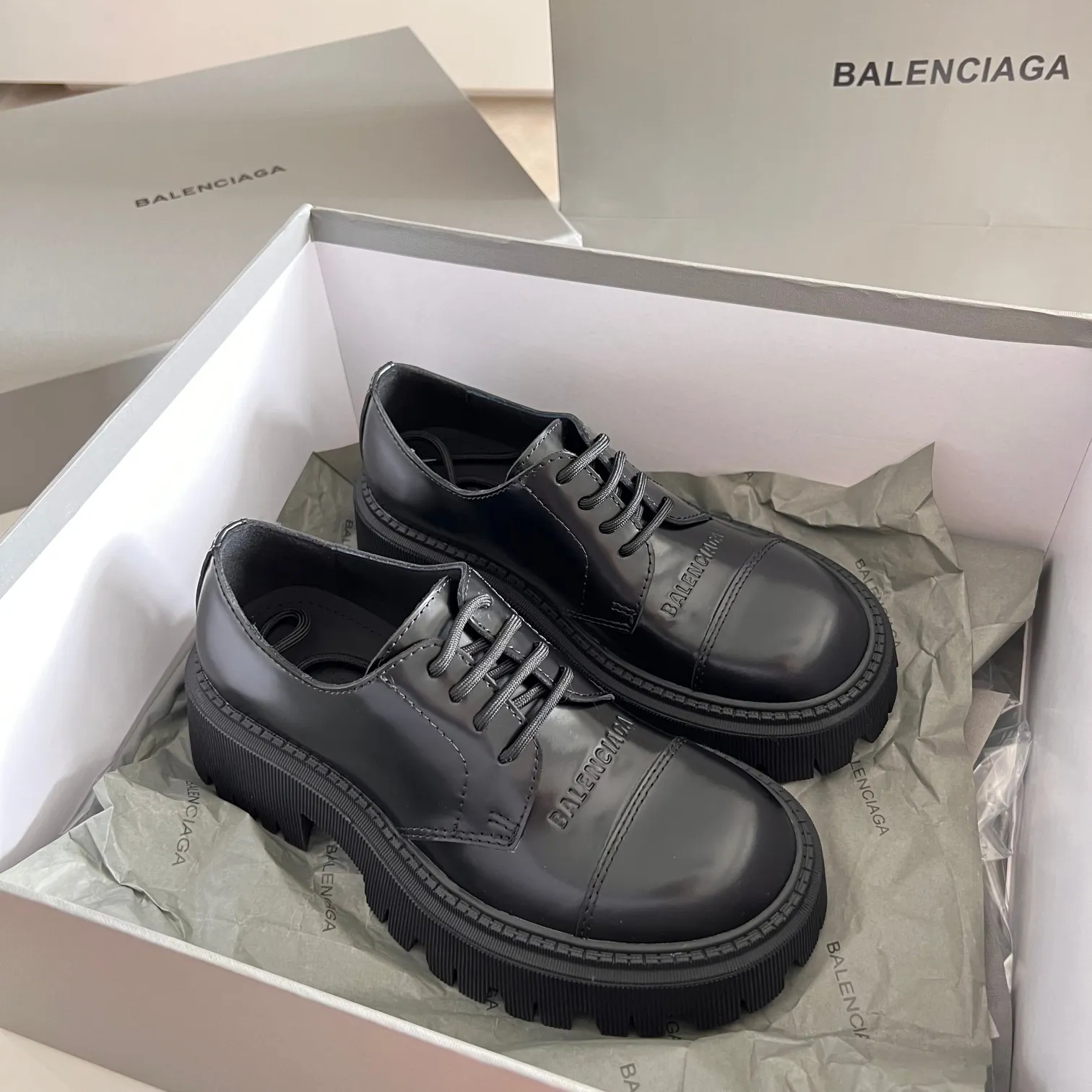 👟👟Ex-factory price 540👟👟 BALENCIAGA# Balenciaga's new big-toe derby shoes TRACTOR big-toe derby shoes loafers👞 Original medium-gloss open-edge beaded cowhide. Restrained and stylish. Matched with the brand logo on the shoe cover. The rhythm of closing your eyes. The lining and feet are made of black silk cowhide. The texture is soft and delicate. The gear-shaped rubber outsole is 5cm higher. Size: 35-40 (customization of 40 pieces is not returnable)
